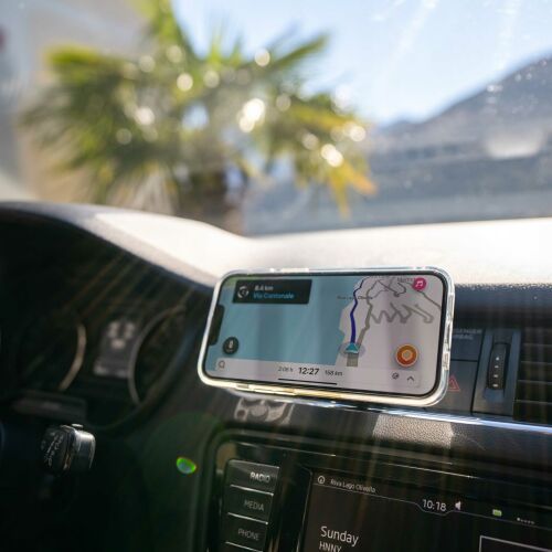 Spacecase mágneses autós telefontartó használat közben, szellőzőrácsra szerelve, navigációs alkalmazást mutatva