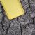 Közelkép Spacecase iPhone 15 Sárga Tok