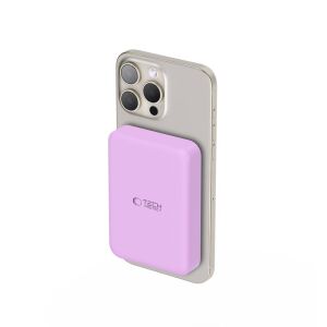 Tech-Protect PB11 LifeMag fioletowy power bank przymocowany do iPhone'a z MagSafe - Tech-Protect
