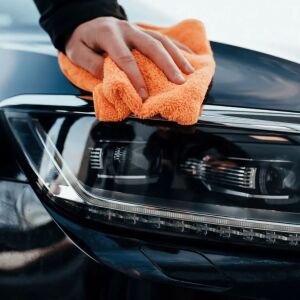 Ściereczka z mikrofibry K2 MOLI do suszenia samochodu w użyciu na reflektorze samochodowym - K2