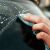 Čišćenje prozora automobila s K2 NUTA Sprejem za čišćenje stakla i krpom