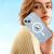 Nő tartja a Tech-Protect Flexair Csillámos iPhone 14 tokot, életstílus fotó