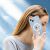 Nő használja a Tech-Protect Flexair Csillámos iPhone 14 tokot, életstílus fotó