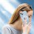 Nő használja a Tech-Protect Flexair Csillámos iPhone 14 tokot, életstílus fotó