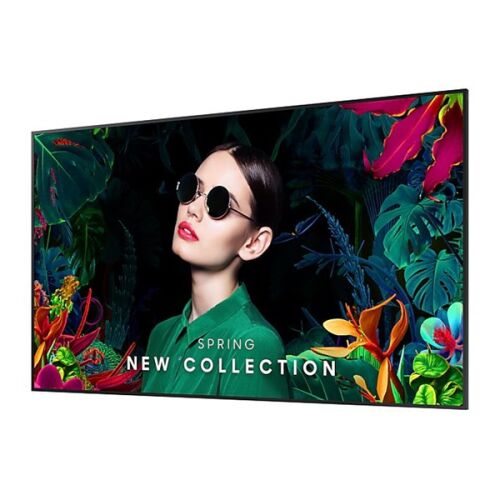 Szögletes nézet a Samsung QM98C 4K UHD digitális signage kijelzőről