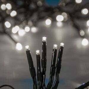 Prim-plan cu lumini LED albe cu cablu verde - Ghirlande luminoase