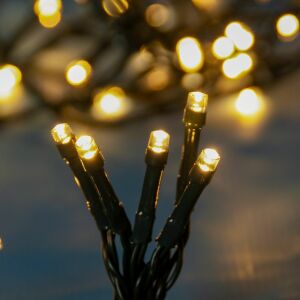 Prim-plan cu lumini LED alb cald, perfecte pentru a crea o atmosferă confortabilă - Ghirlande luminoase