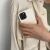 Nő Eco Case fehér iPhone 12 Pro Max tokot tart