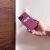 Card Armor Málna iPhone 13 Mini Tok kártyával a kézben