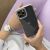 Xiaomi Redmi Note 11 Pro fehér tokban kézben tartva, stílusos telefonvédelem