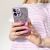 Nő virágos iPhone 12 Pro Max tokot használ