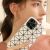 Nő Kingxbar iPhone 14 Pro tokot tartva, stílusos telefonvédelem, divatos telefon kiegészítő