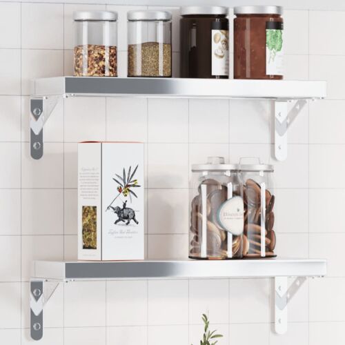 Ezüstszínű rozsdamentes acél polctartók polcokat tartanak, üvegekkel és tárolókkal.