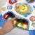 Közelkép a BABY EINSTEIN Discovering Music Aktív Centrumról, a világító pianó billentyűk bemutatása