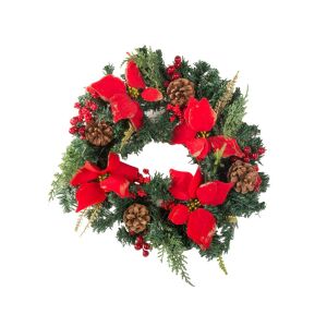 Karácsonyi koszorú 30cm piros mikulásvirágokkal és fenyőtobozokkal, fehér háttérrel. - Karácsony