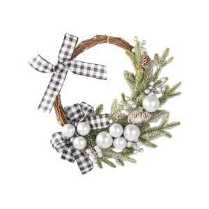 Karácsonyi gally koszorú 30cm, karácsonyi gally koszorú kockás szalaggal és ezüst díszekkel fehér háttérrel - Karácsony