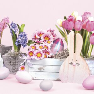 Húsvéti asztali dekoráció virágokkal, tojásokkal és egy fa nyuszival. A Húsvét Wooden Bunny szalvéták nem láthatók. - Szalvéta