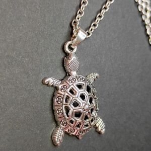 Teknősös gyerek nyaklánc medállal, ezüst színű