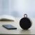 Xiaomi Mi Portable Bluetooth Speaker, szürke, asztalon okostelefonnal