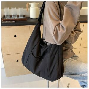 Crna torba za rame TAIKESEN LADY W-1 koju nosi žena - Torba