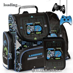Paso gamer ergonomikus iskolatáska szett, fekete alapon kék, zöld és szürke pixeles mintával, játékvezérlőkkel és 'GAME ON!!' felirattal, tartalmazza a hátizsákot, a tolltartót és a tornazsákot - Paso
