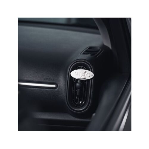 Autoosviežovač vzduchu K2 Nixo Wave, vôňa Frozen North, nainštalovaný do ventilačného otvoru