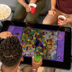 Хора, играещи Candy Land на игралната маса Arcade1Up Infinity - Конзола за игри