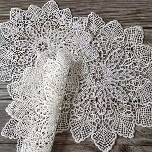 Șervete rotunde și tăvi elegante din dantelă europeană 136291056 - Servirea