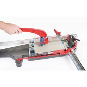 Montolit Masterpiuma 75x75 Fliesenschneider im Einsatz, Schneiden einer Fliese - Werkzeug für Maurer und Fliesenleger