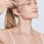 Nő az Archenger Jade Roller & Gua Sha arcmasszírozóval