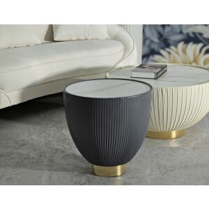 Elge dohányzóasztal márványlap tetejével és sötétszürke bordázott alappal, arany részlettel. Az asztal egy nappali környezetben látható. - Dohányzóasztal