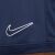 A Nike logó a Nike Dri-FIT Academy 25 férfi rövidnadrág jobb combján