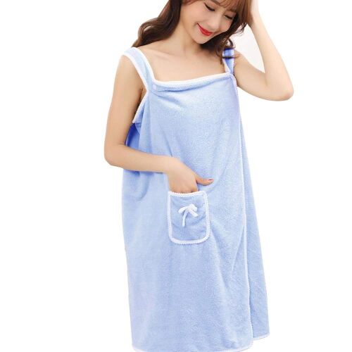 Kék fürdőköpeny fehér szegéllyel és zsebbel, egy nő viseli, aki fehér háttér előtt áll