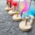 Közelkép a fa harkály játékokról, bemutatva a választható színek sokszínűségét