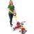 Frau demonstriert verstellbare Funktionen des Radio Flyer 3-in-1 Stroll 'N Trike