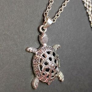 Teknősös medál lánccal, ezüst színű