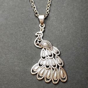 Pávás medál lánccal, ezüst színű