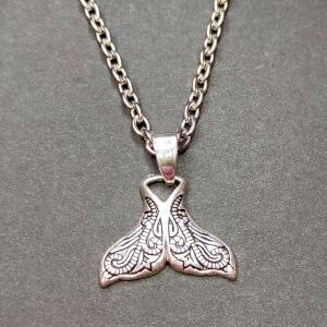 Díszes Bálnauszony medál lánccal, ezüst színű