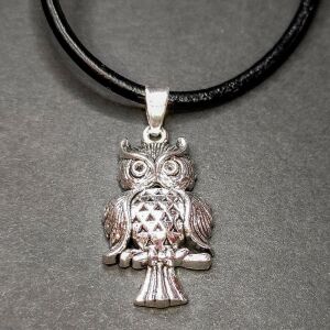 Cuki Baglyos medál bőr lánccal