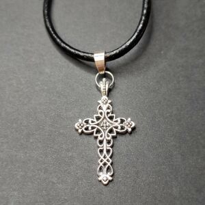 Antik hatású díszes kereszt medál bőr lánccal