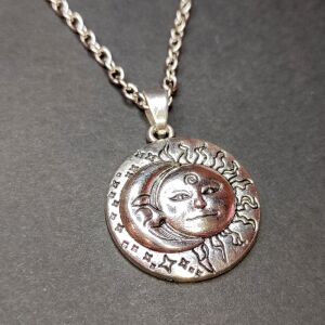 Díszes Nap-Hold medál lánccal, ezüst színű