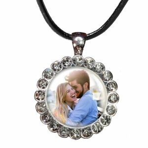 Fényképes nyaklánc bőr lánccal, strasszal kirakott medállal (márkadobozzal)