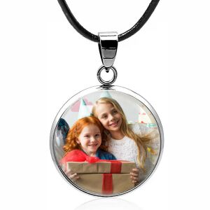 Fényképes medál (25 mm) bőr nyaklánccal, ezüst acél foglalattal (márkadobozzal)