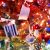 Közelkép a Twinkly Strings-szel és díszekkel díszített karácsonyfáról