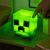 Minecraft Creeper szilikon éjszakai lámpa, zöld, világító, kéz érinti a lámpát