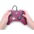 Kezek tartják a PowerA Advantage+ vezetékes kontrollert Xbox Series X|S, Xbox One és PC-hez, Ruby színben