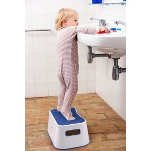 Дете, използващо FizioTab® Ocean Booster стъпало в банята - Свържете се с