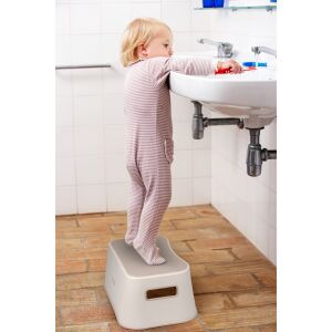 Gyermek a FizioTab bézs színű fellépőjén áll a mosogatóban - Fellépő