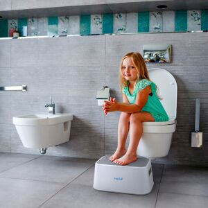 Дете, използващо стъпалото FizioTab® Ocean Booster в банята, за да му помогне да стигне до мивката или тоалетната - Свържете се с