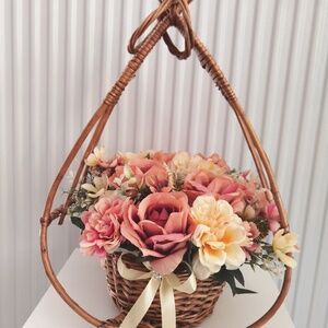 Ünnep függő rózsa virágcsokor, virágdoboz, örökcsokor, kézicsokor, ajándék 